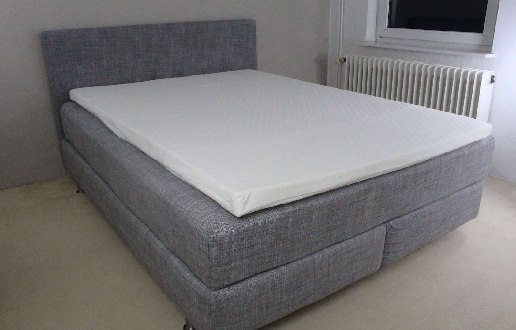 Recci Matratzen Topper auf dem Bett von der Seite
